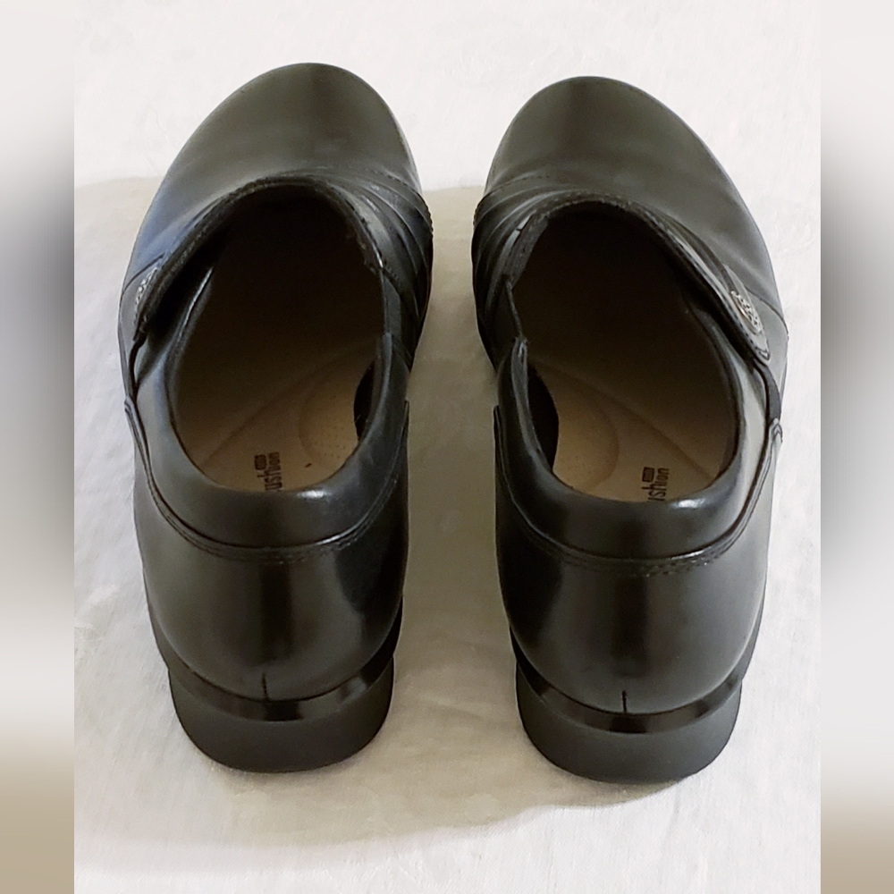 Clarks Collection Black Leather Flats Loafers Button 7M Like New - Picture 6 of 8
